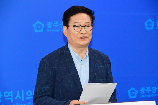 송영길 전 더불어민주당 대표가 14일 광주시의회에서 기자회견을 열고 "검찰 독재정권에 맞서 투쟁의 선봉에 서겠다"고 밝히고 있다.  [송영길 전 대표 제공]